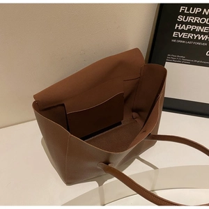 Détail du compartiment intérieur spacieux et de la poche de ce sac cabas en cuir marron