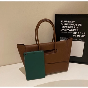 Grand sac fourre-tout marron grainé montrant l'espace intérieur pour une tablette