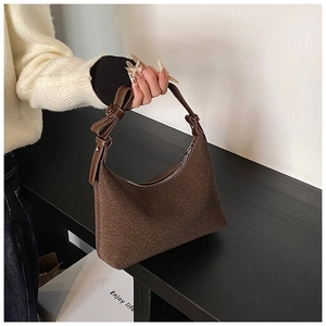 Dettaglio della borsa hobo marrone scuro con tessuto testurizzato e nodo in pelle