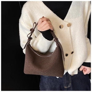 Dettaglio borsa hobo in lana marrone scuro con fiocco decorativo e tracolla regolabile