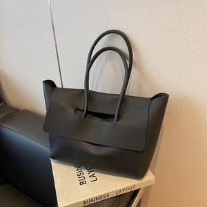 Sac cabas noir minimaliste à motif litchi avec de longues anses et une poignée évidée