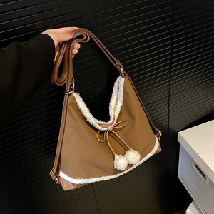 Sac à bandoulière en suédine marron avec garniture en polaire blanche et nœud