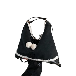 Sac à main en toile noire minimaliste avec bordure en fausse fourrure blanche et pompons