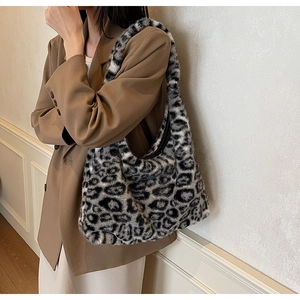 Détail du sac cabas en peluche léopard montrant sa texture douce et sa capacité