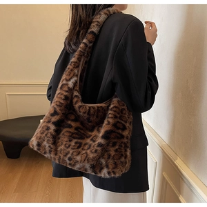 Détail de la texture douce en fausse fourrure léopard sur un grand sac cabas d'épaule
