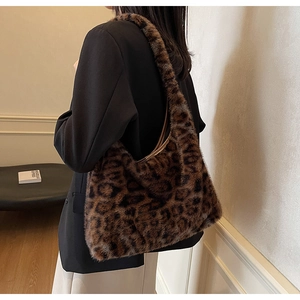 Détail du sac cabas léopard en fausse fourrure montrant sa texture douce et sa taille