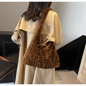Détail du sac cabas léopard en fausse fourrure montrant la texture douce sur l'épaule