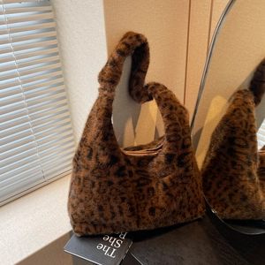 Détail du sac hobo en fausse fourrure léopard avec texture douce et large bandoulière