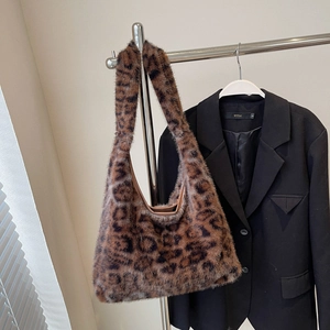 Gros plan du sac hobo léopard en fausse fourrure avec une texture pelucheuse très douce