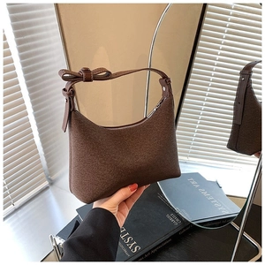 Borsa a tracolla hobo in feltro marrone con fiocco decorativo e cerniera argentata