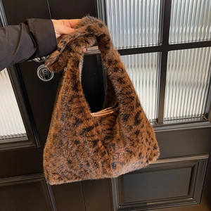 Sac hobo en fausse fourrure léopard d'hiver avec intérieur spacieux pour femme