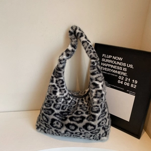 Sac fourre-tout d'hiver en fausse fourrure à imprimé léopard avec une texture douce