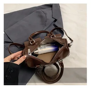 Vue intérieure du sac bowling en cuir marron montrant l'espace pour les cosmétiques