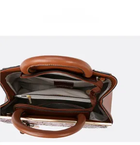 Layout interno della borsa tote marrone goffrata con scomparti funzionali multistrato