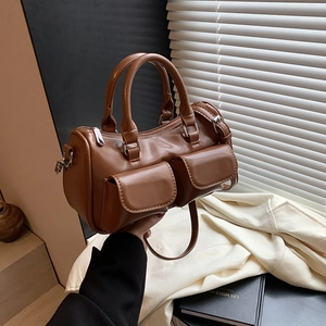 Sac Boston bowling en similicuir caramel avec deux poches avant et doubles anses