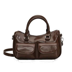 Sac Boston classique marron foncé avec deux poches frontales et finition brillante