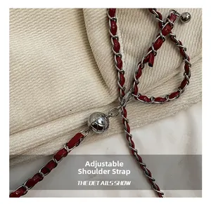 Details des verstellbaren dunkelroten Lederriemens mit silberner Kette und Metallkugel-Schnalle