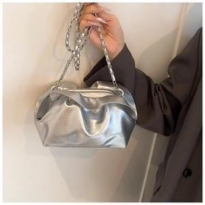 Detail der silbernen Falten-Cloud-Bag mit Metallic-Finish und Metallkettenriemen