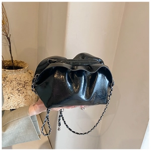 Detailansicht der schwarzen Cloud-Tasche mit Falten und silberner Metall-Leder-Kette