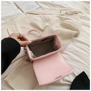 Detailansicht der rosa Mini-Tasche mit Faltenoptik, Innenfach und silberner Kette
