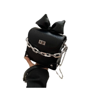 Mini-Umhängetasche aus schwarzem Lackleder mit großer Schleife und Silberkette