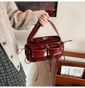 Vue détaillée du sac à main en cuir verni bordeaux avec cordon et poches à rabat
