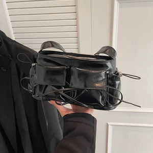 Sac à main chic en cuir verni noir avec cordons et poches multiples, design rétro 2024