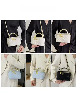 Gesteppte Kosmetiktasche mit Kettenriemen in verschiedenen Styling-Optionen gezeigt