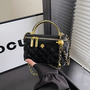 Gesteppte schwarze Samt-Kosmetiktasche mit goldener Kamelienblüte und Kettenriemen