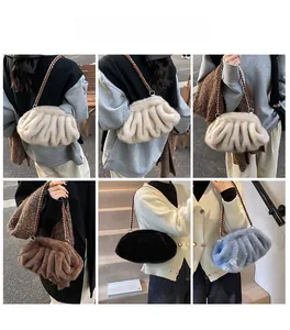 Collage d'un sac nuage plissé en peluche en quatre couleurs avec bandoulière à chaîne
