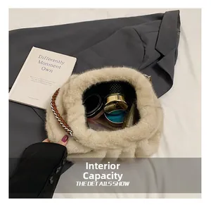 Capacité interne du sac nuage en fausse fourrure avec maquillage et chaîne métallique