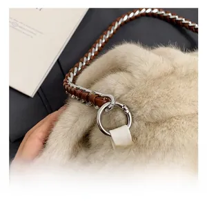 Vue détaillée du sac nuage en peluche beige avec ferrures argentées et bandoulière tissée
