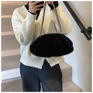 Détail du sac nuage en peluche noire avec chaîne argentée et bandoulière en cuir
