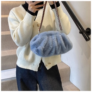 Détail du sac nuage en peluche bleu clair avec texture plissée et bandoulière chaîne
