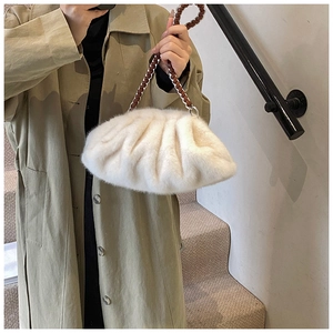 Détail du sac nuage en peluche blanc cassé avec poignée en cuir tressé marron foncé