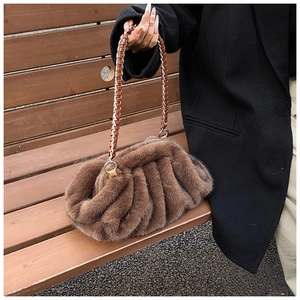 Détail d'un sac nuage marron en fausse fourrure plissée avec une bandoulière en chaîne