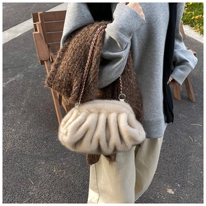Détail du sac nuage en peluche crème avec fausse fourrure et bandoulière tissée