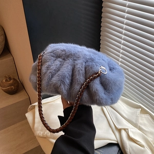 Sac pochette nuage en fausse fourrure bleu clair avec bandoulière en chaîne de cuir