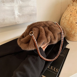 Sac nuage en peluche marron avec une grosse chaîne en métal et cuir tressé pour l'épaule