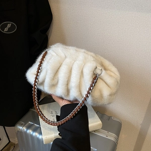 Sac nuage en fausse fourrure blanche avec bandoulière en chaîne tressée