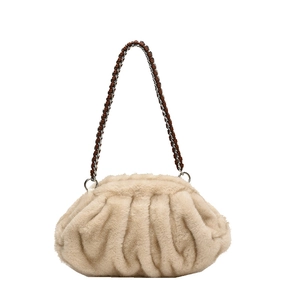 Sac nuage en peluche beige avec design plissé et bandoulière en chaîne dorée