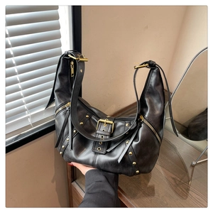 Borsa a mezzaluna vintage nera con borchie dorate e dettagli stile motociclista
