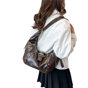 Borsa hobo retrò marrone oversize con rivetti dorati e tracolla regolabile da donna