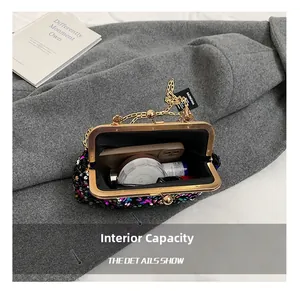 Vue intérieure du sac à paillettes montrant l'espace pour téléphone et maquillage