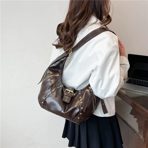 Σκούρα καφέ vintage hobo τσάντα από γυαλιστερό δέρμα με χρυσά πριτσίνια και λουράκι