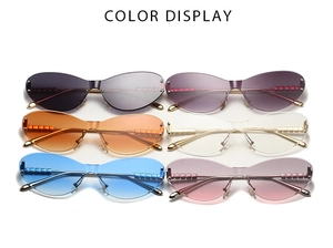Farbdisplay der randlosen Schmetterlings-Sonnenbrille mit goldfarbenen Metallbügeln