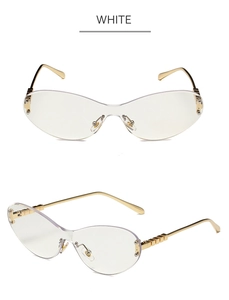 Detailansicht der weißen randlosen Butterfly-Brille mit goldfarbenen Metallbügeln