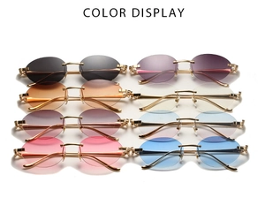 Huit lunettes de soleil ovales sans monture en couleurs variées avec branches dorées