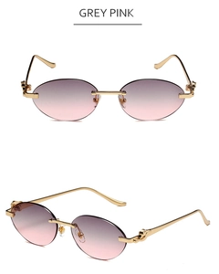 Détail de la charnière en métal doré avec tête de léopard sur lunettes gris rose