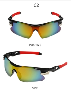Détail de lunettes de soleil de sport C2 avec verres dégradés et branches rouges